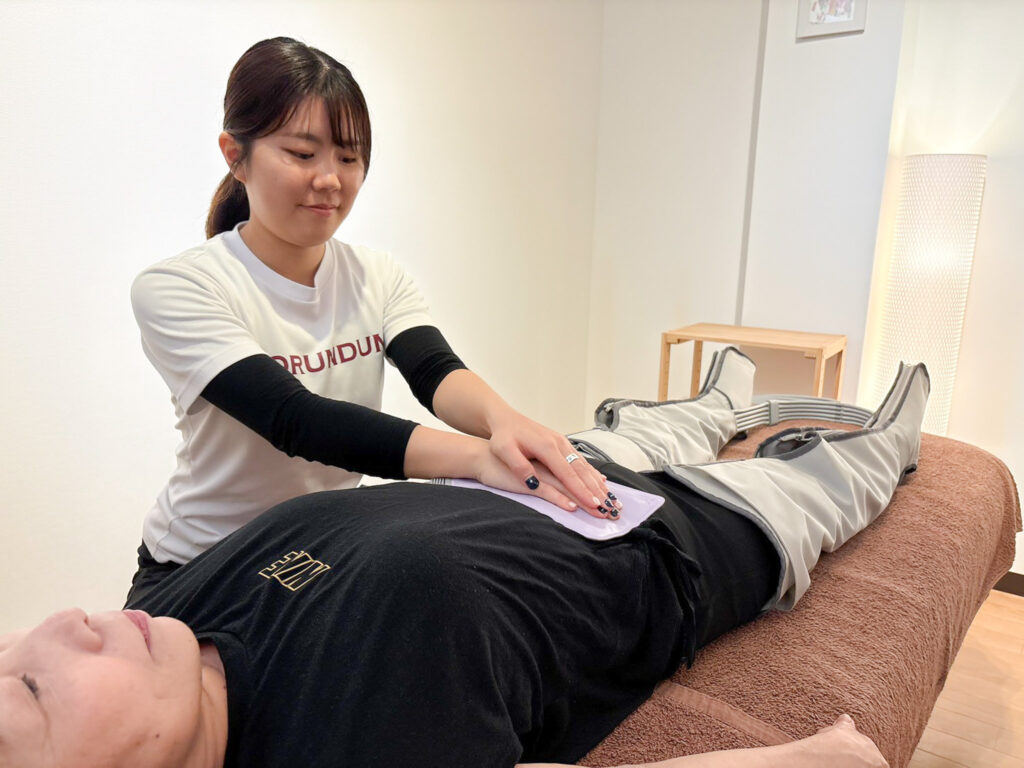 内蔵を施術する女性スタッフ