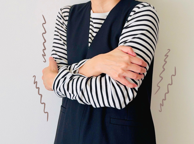 寒くて震える女性