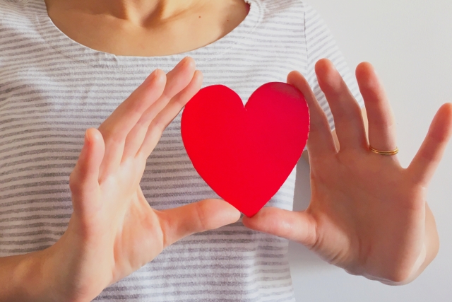 赤いハートを持つ女性