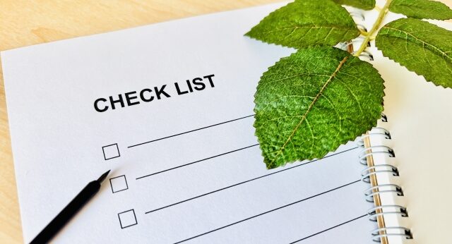 チェックリストとボールペン（木目）